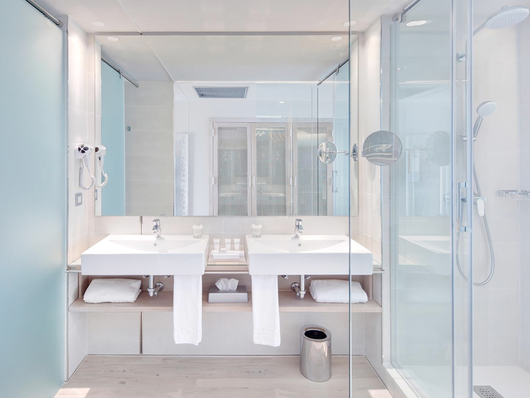 Amàre Beach Hotel Marbella - bedroom Oh La La